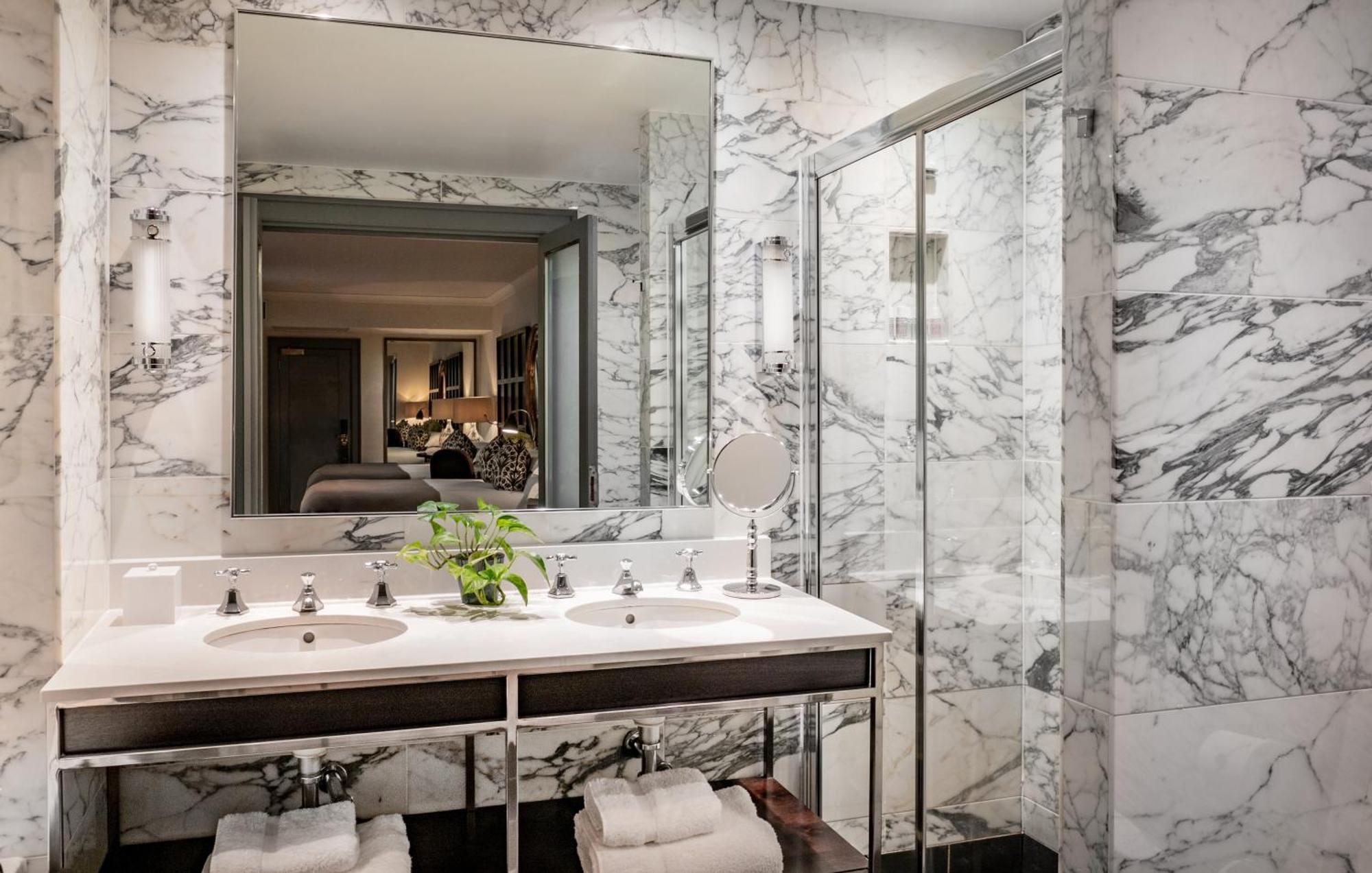 The Bloomsbury Hotel London Exterior photo Bathroom