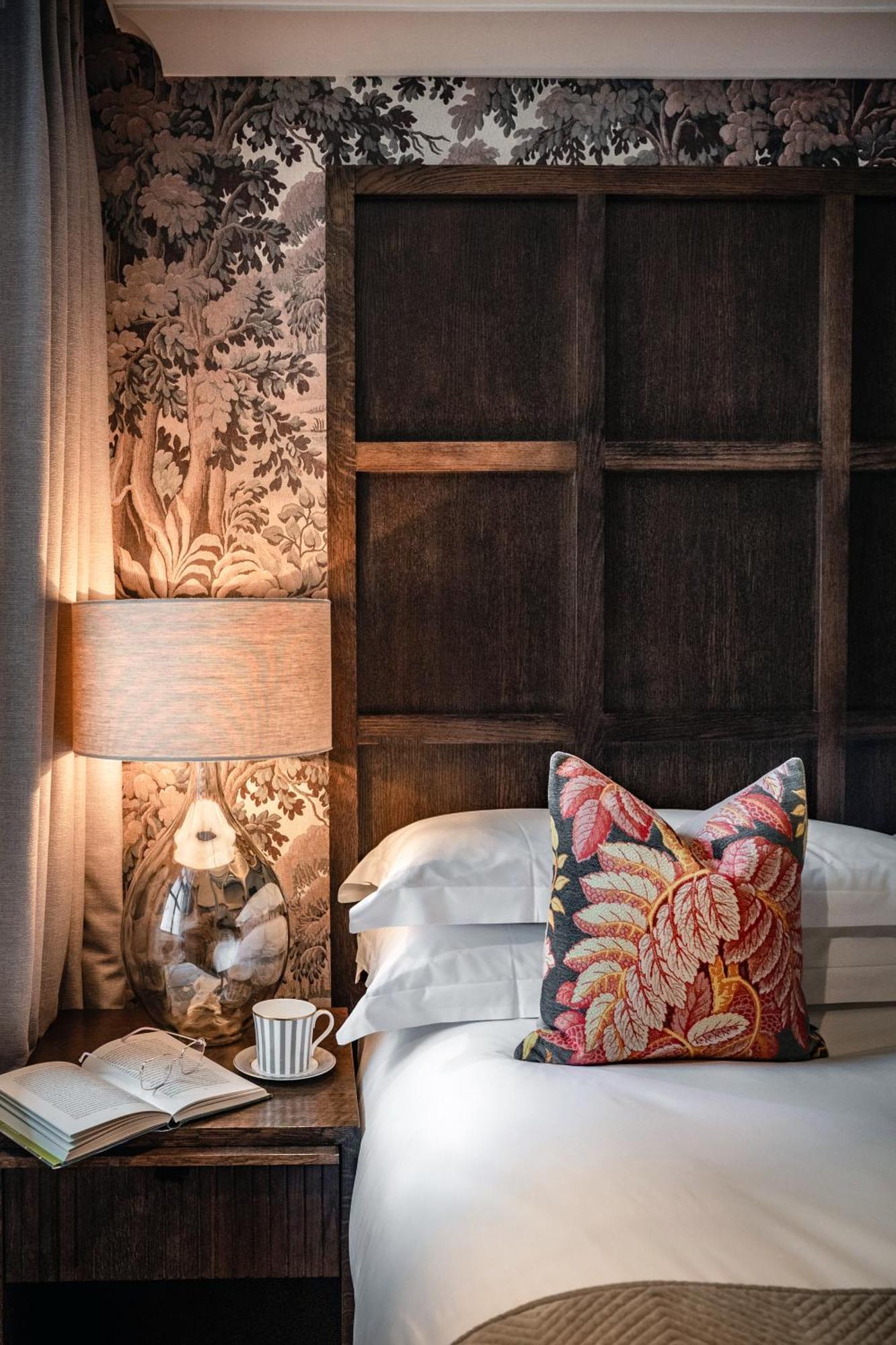 The Bloomsbury Hotel London Exterior photo A bedroom at The Old Bank
